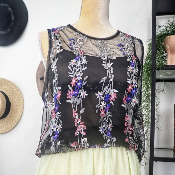 Sheer blouse with embroidered flowers - Picture 3 of 3